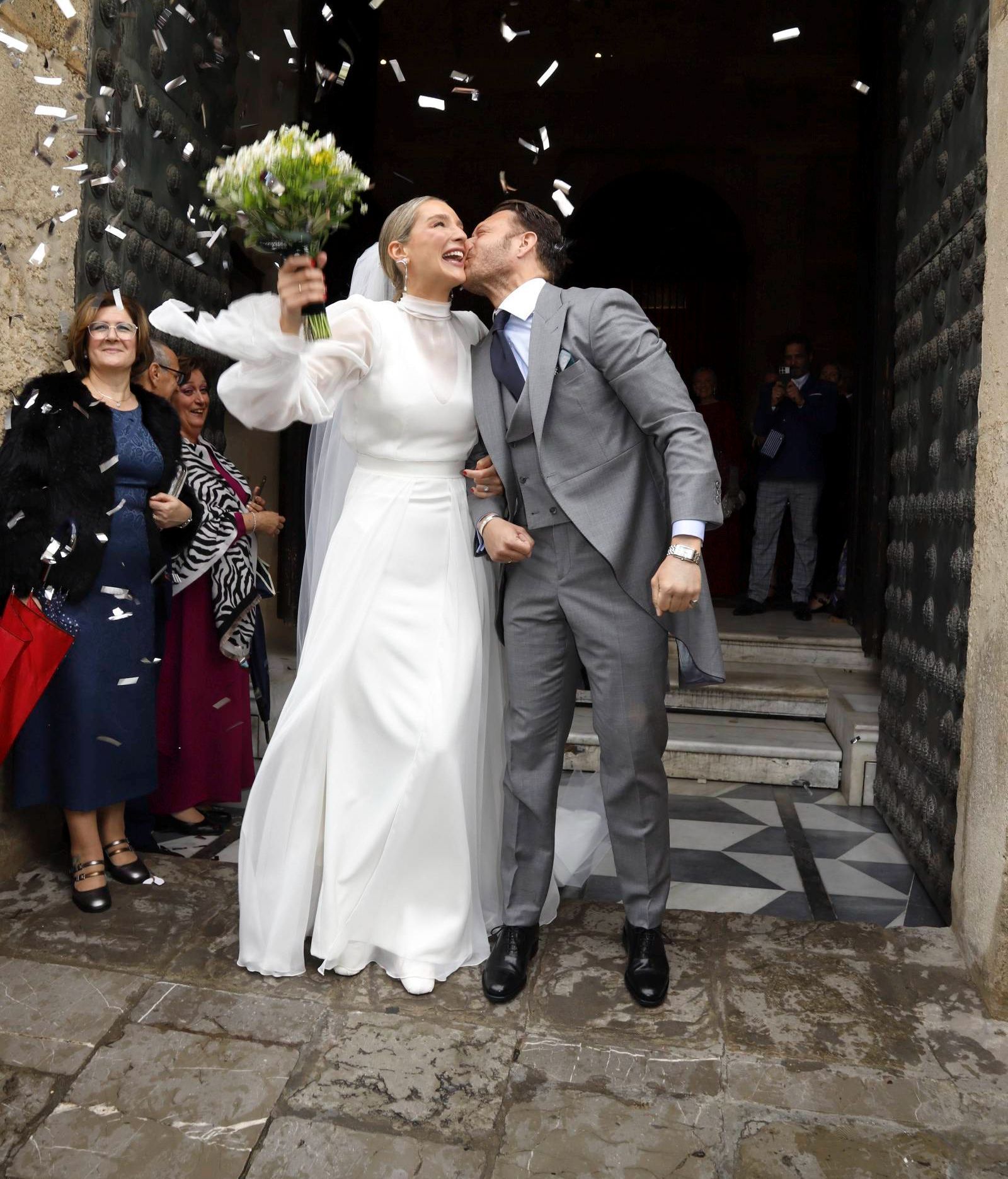 Los recién casados, a su salida de la catedral de Sevilla