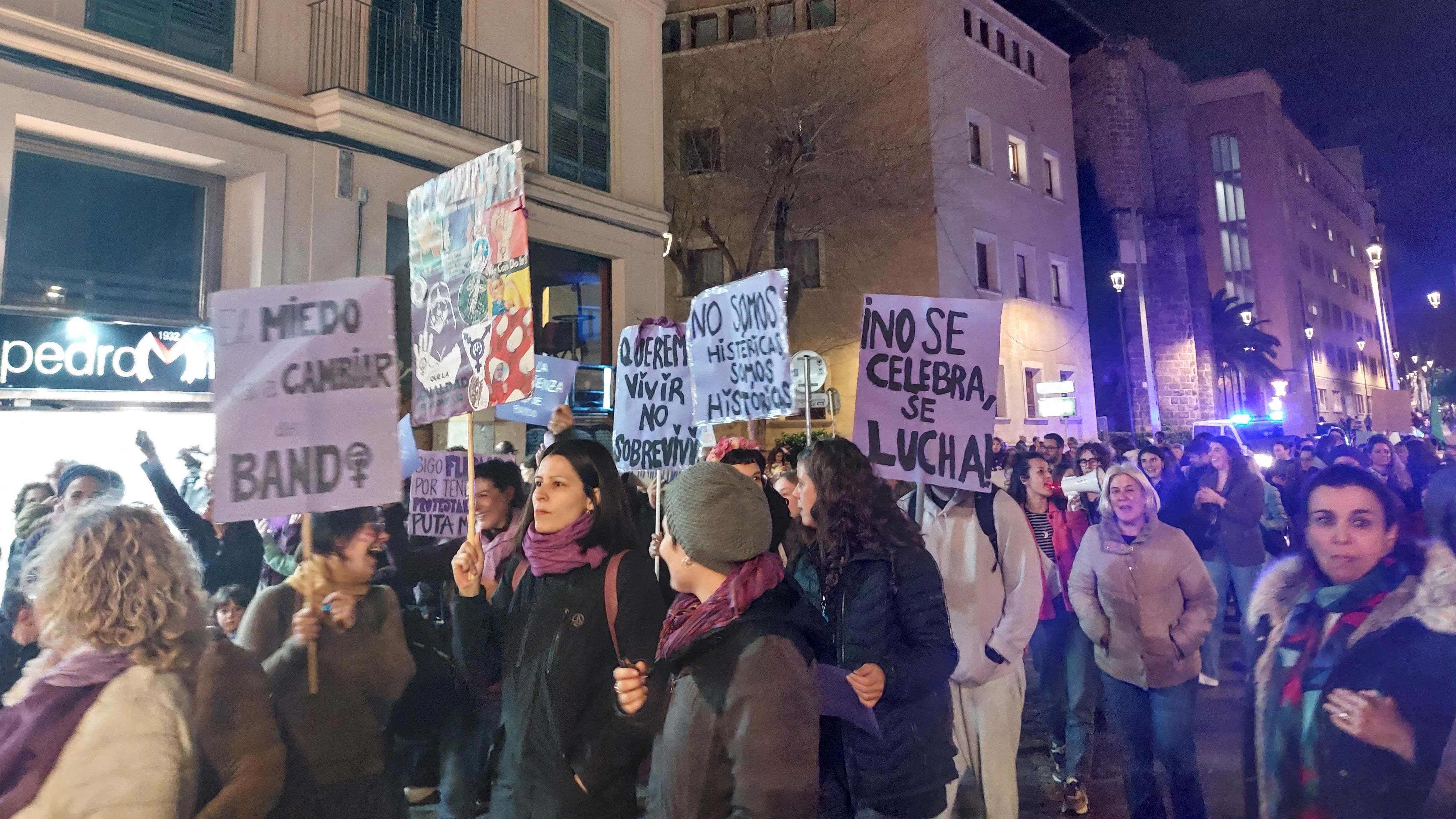 Miles de personas salen en Palma, en dos manifestaciones separadas, para reivindicar la lucha feminista