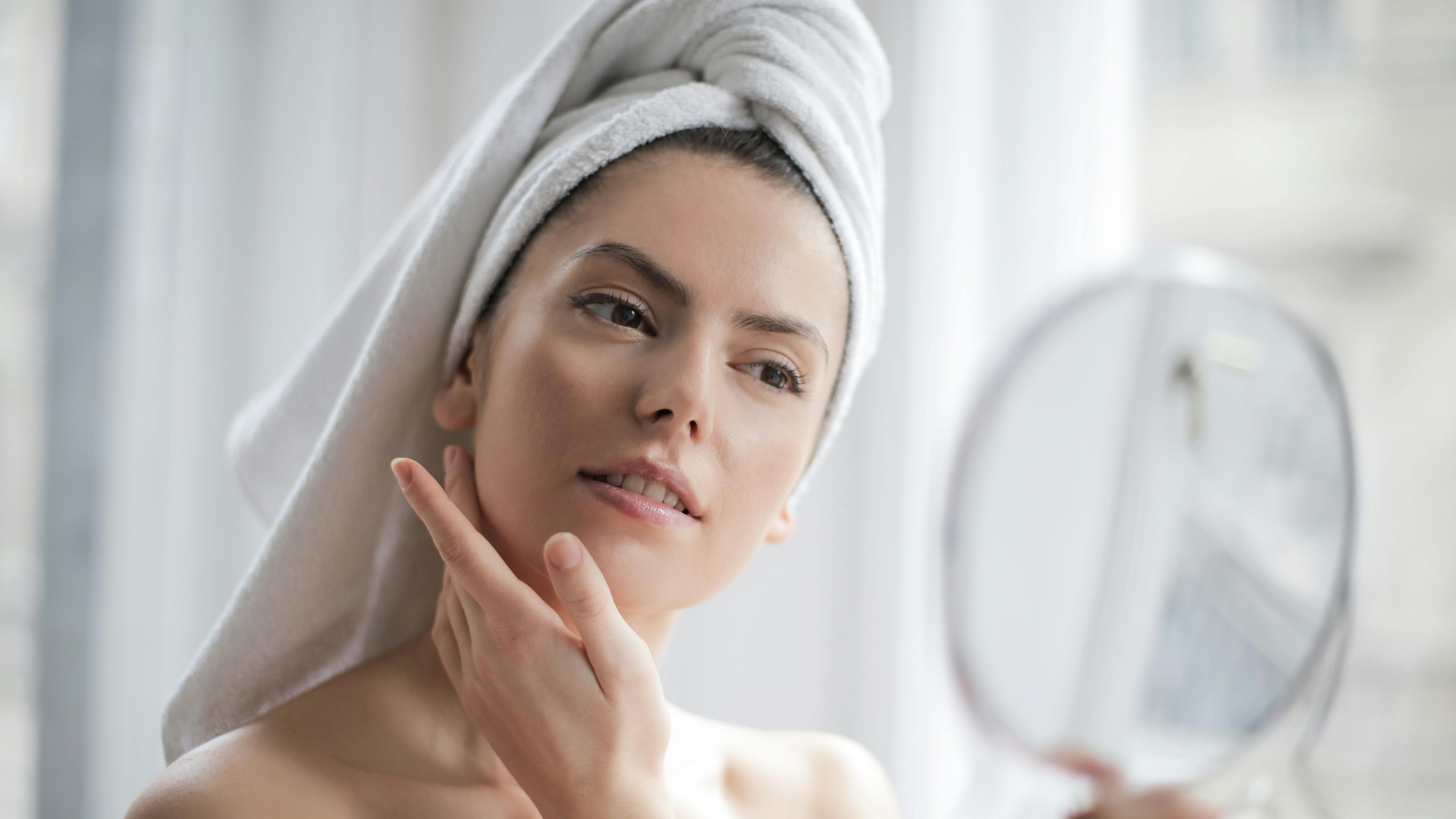 Mujer aplicando su rutina facial
