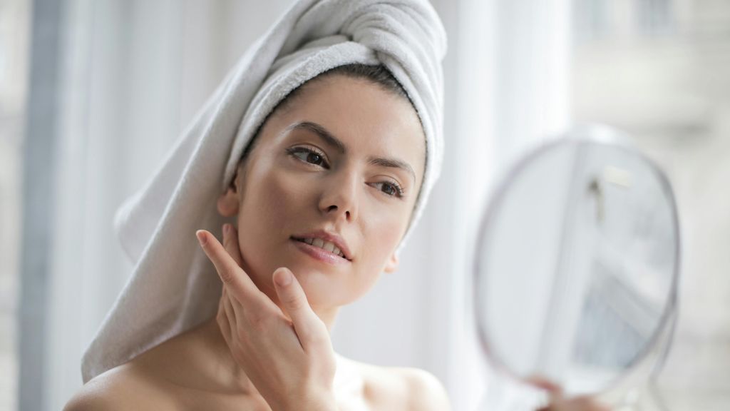 Mujer aplicando su rutina facial