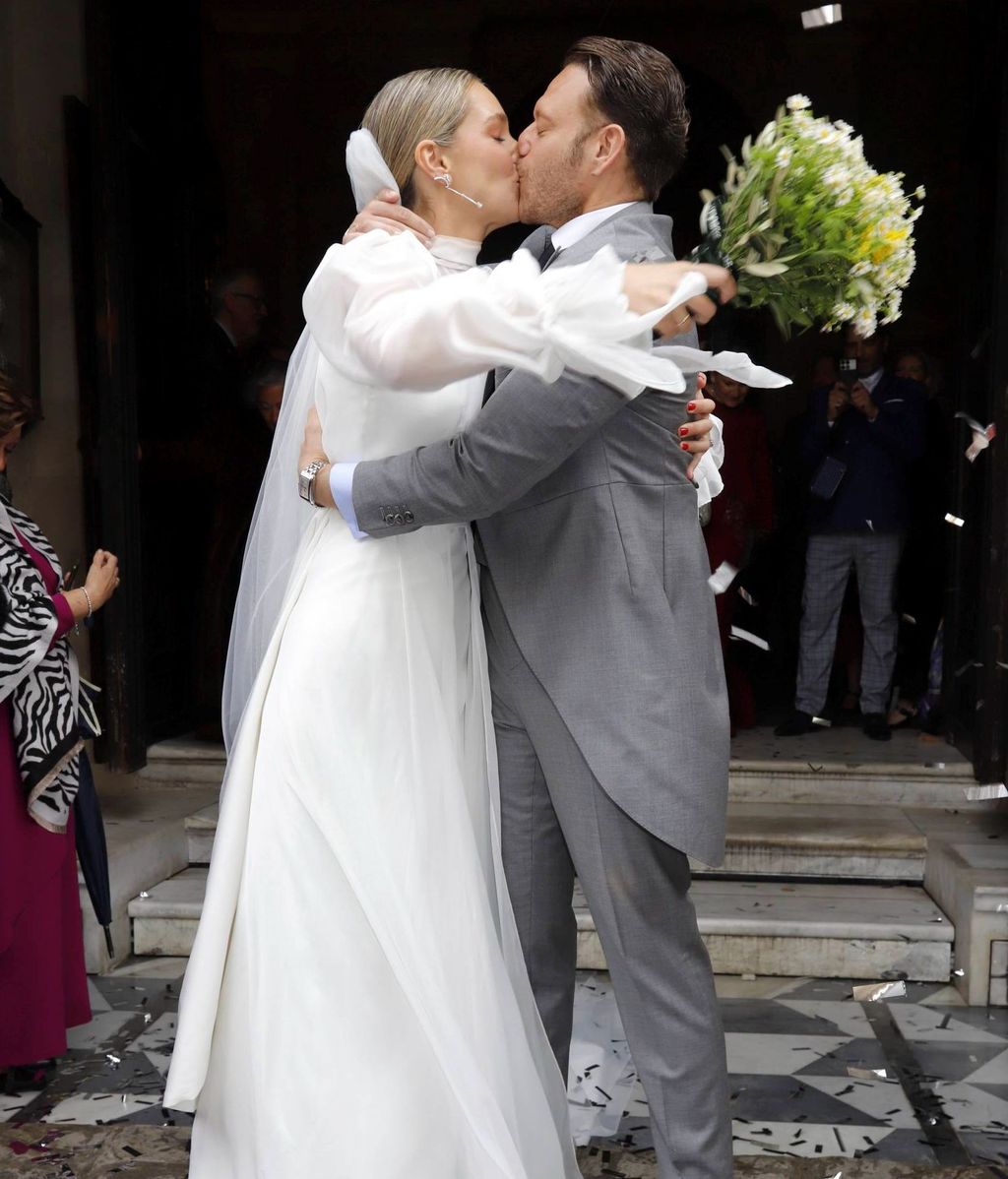 Nando y Alejandra saliendo de la iglesia