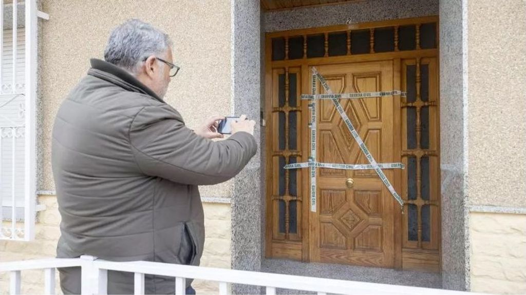 Puerta de la vivienda en la que fue hallada muerta la mujer en Archena.