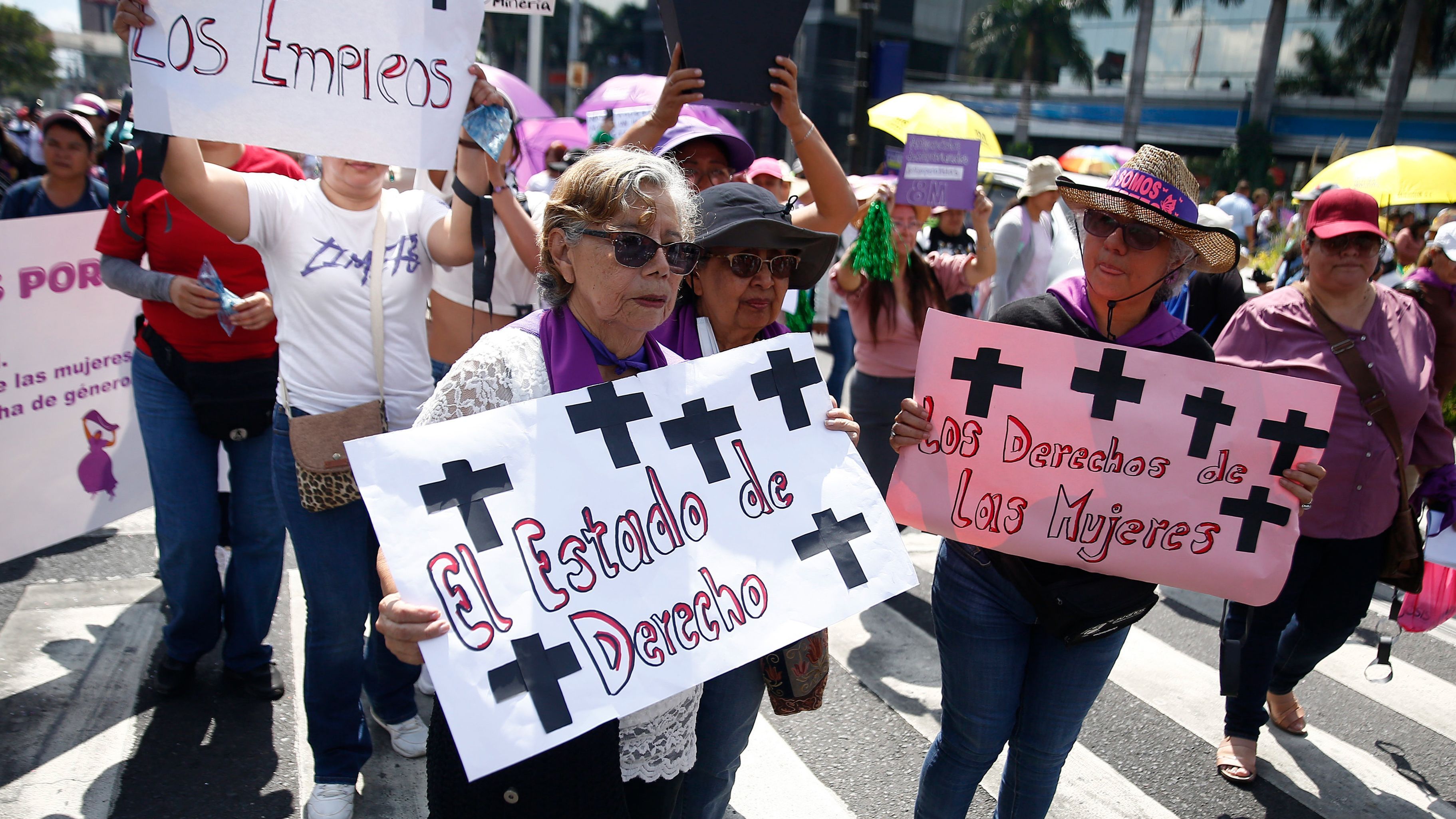 Salvadoreñas se pronuncian en contra de la minería y de la violencia en el Día de la Mujer