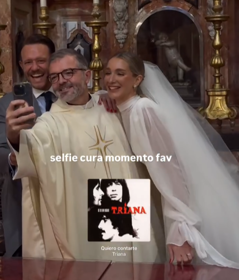 Nando y Alejandra se hacen una foto con el cura