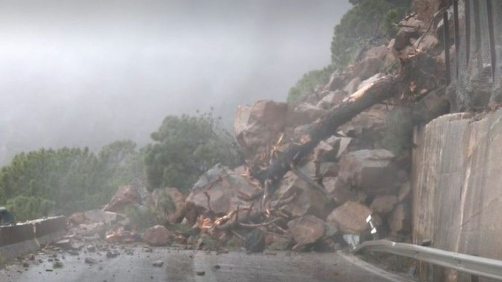 Un equipo de Informativos Telecinco, testigo de un desprendimiento de rocas por el temporal en Málaga