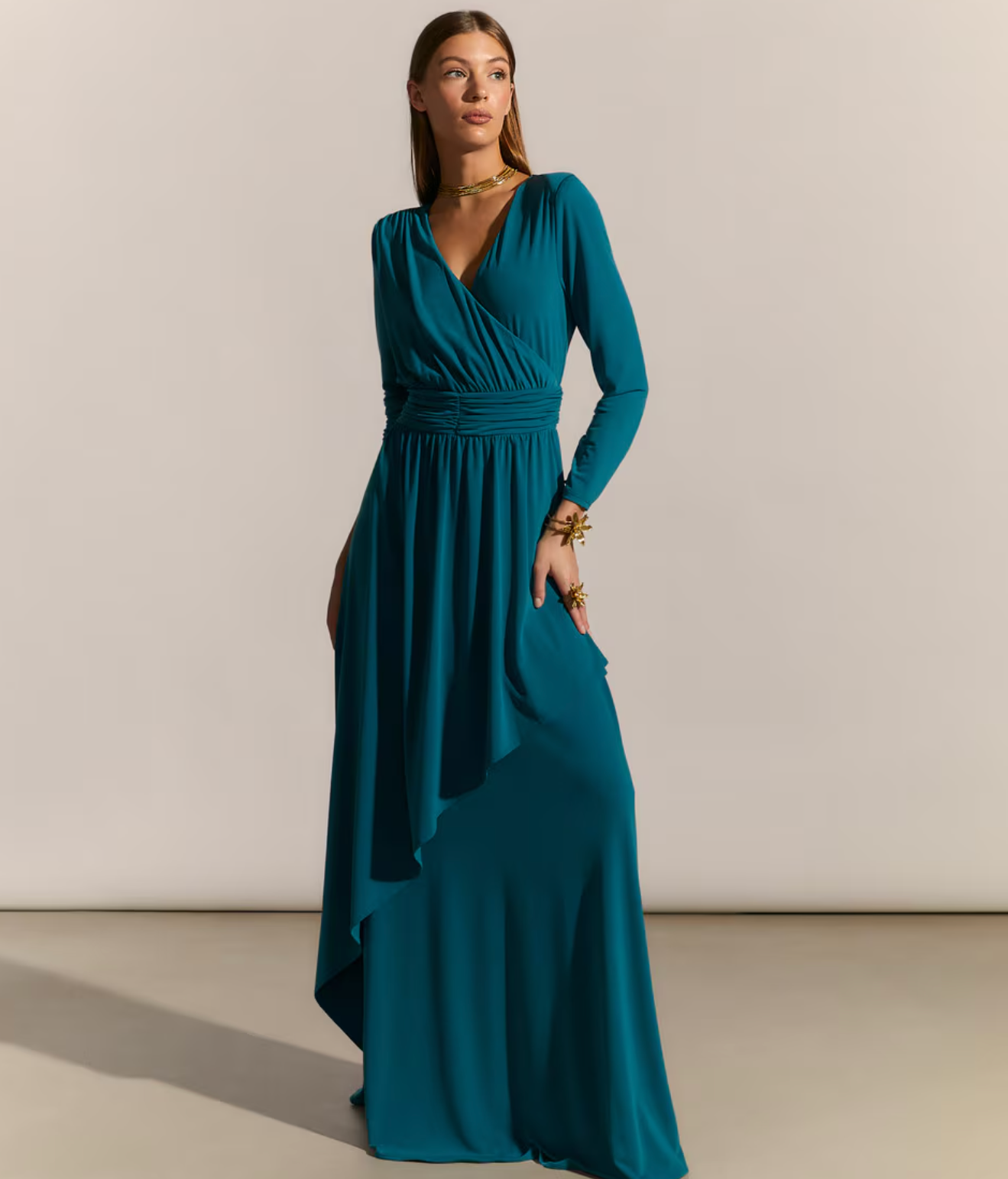 Vestido largo con hombreras y escote en V
