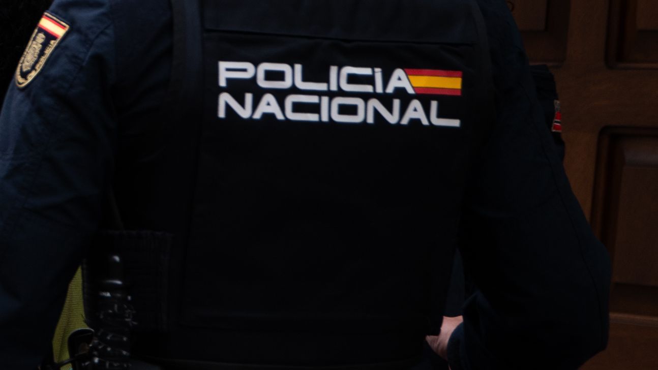 Agente de Policía Nacional de espaldas