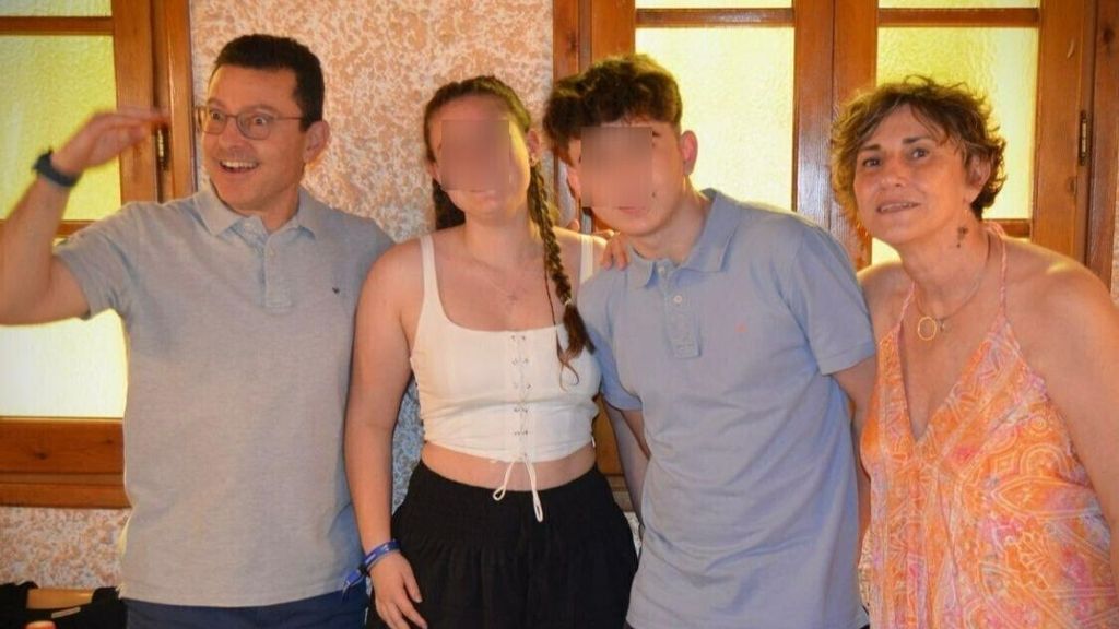 Carlos Miñarro, doctor fallecido dle FC Barcelona, junto a sus hijos y su mujer