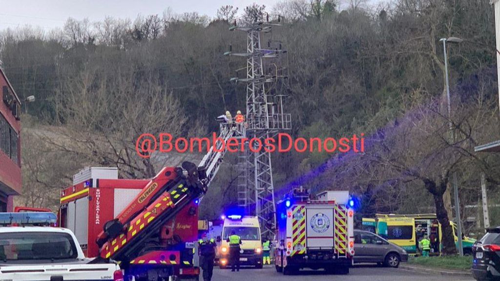 Heridos dos menores, uno de ellos grave, al subirse a una torre de alta tensión en Usurbil, Gipuzkoa