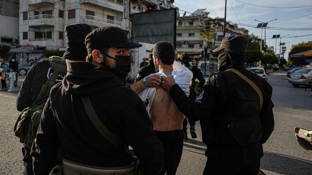 Las fuerzas de seguridad sirias detienen a un hombre, sospechoso de ser partidario del antiguo régimen sirio, en Latakia