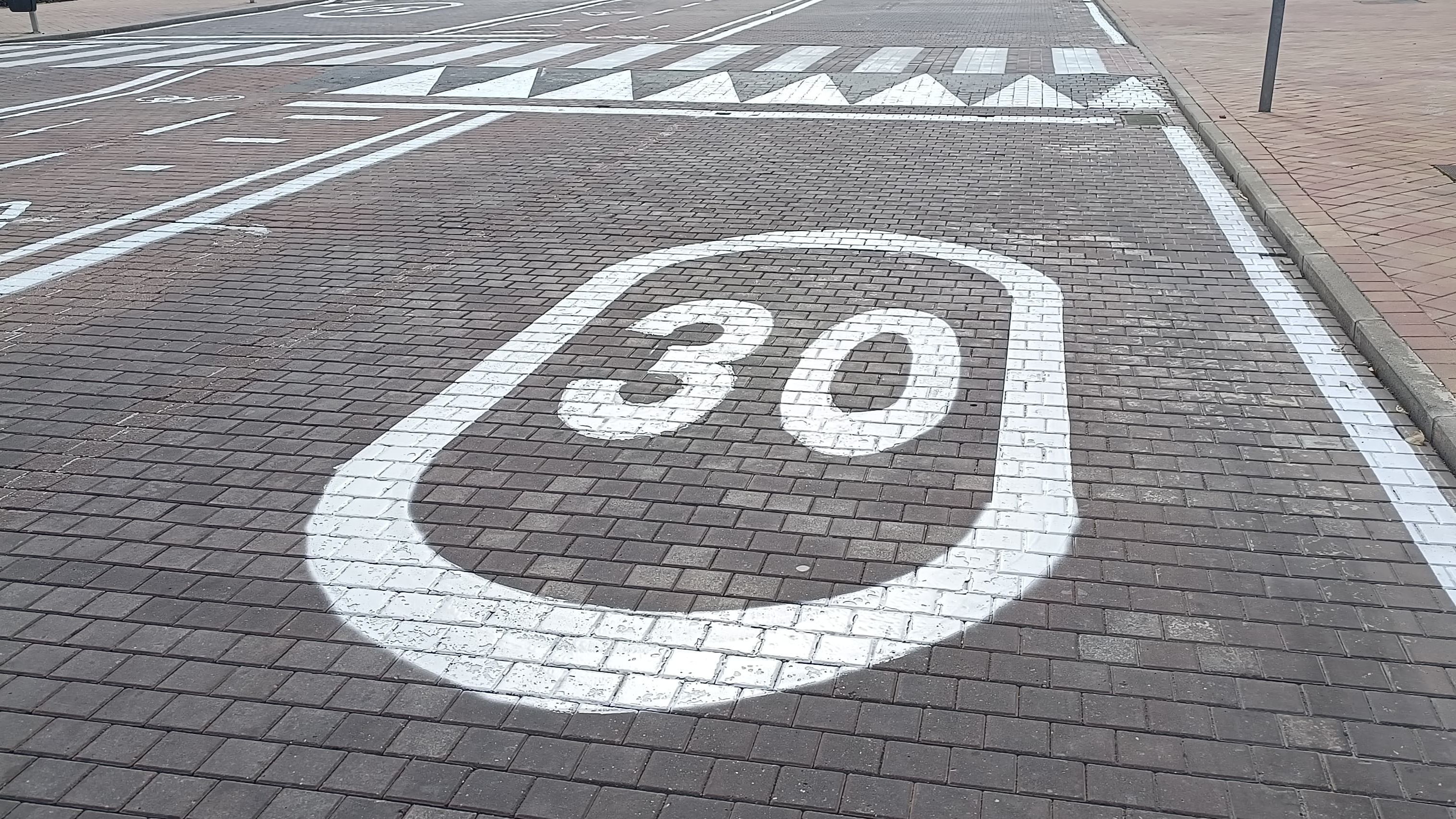 Marca vial de límite 30 km/hora