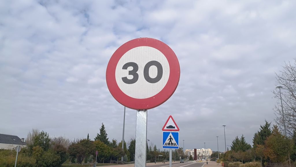 Señal vertical de velocidad máxima a 30 km/h
