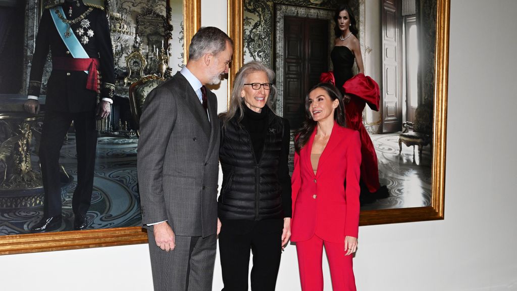 Annie Leibovitz con los reyes Felipe y Letizia junto a sus retratos.
