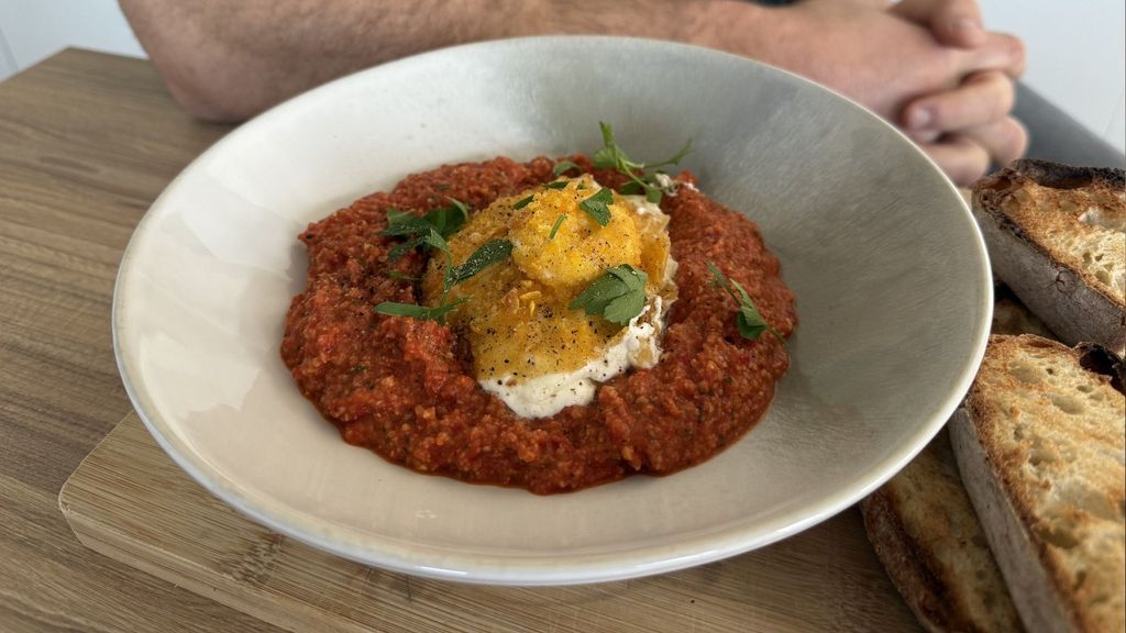 Saúl Craviotto nos prepara su burrata frita con salsa casera: su receta para rebañar el plato 