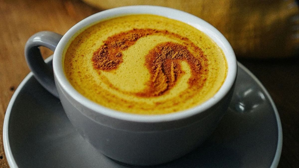 café con cúrcuma
