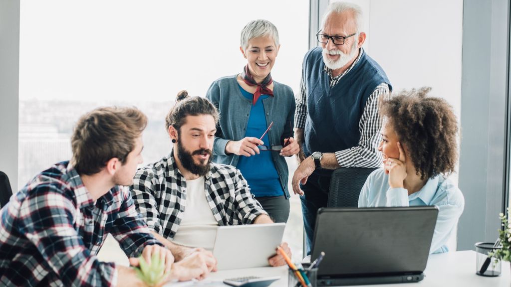 Cinco generaciones están trabajando juntas en la oficina por primera vez