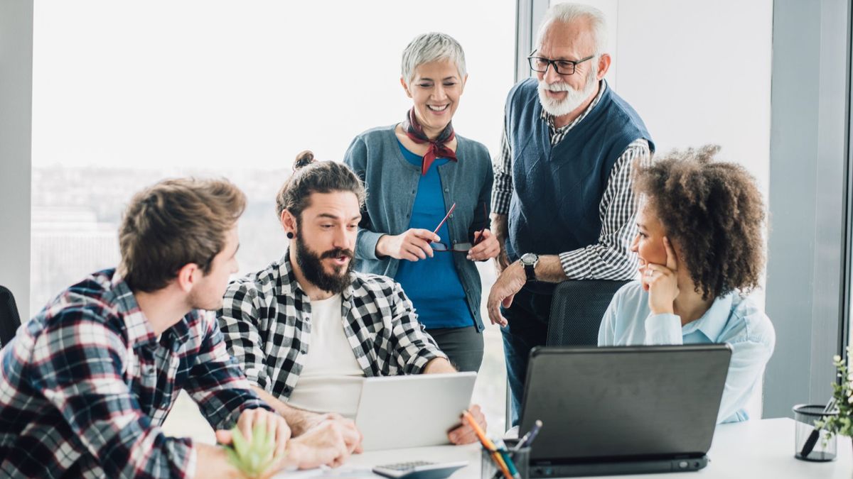 Cinco generaciones están trabajando juntas en la oficina por primera vez