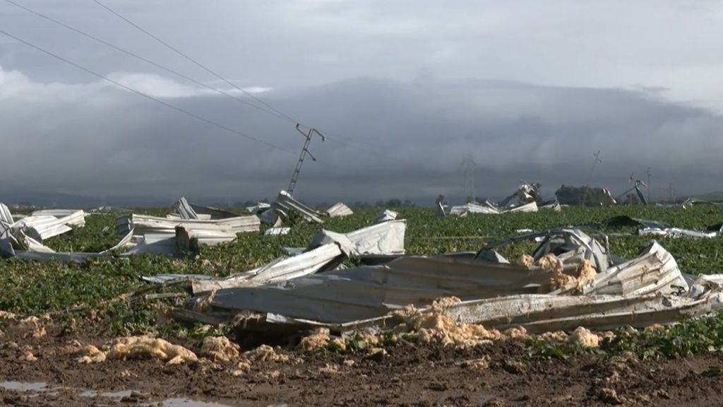 Un tornado provoca graves destrozos en El Algaba, Sevilla: "Empezó a volar todo"