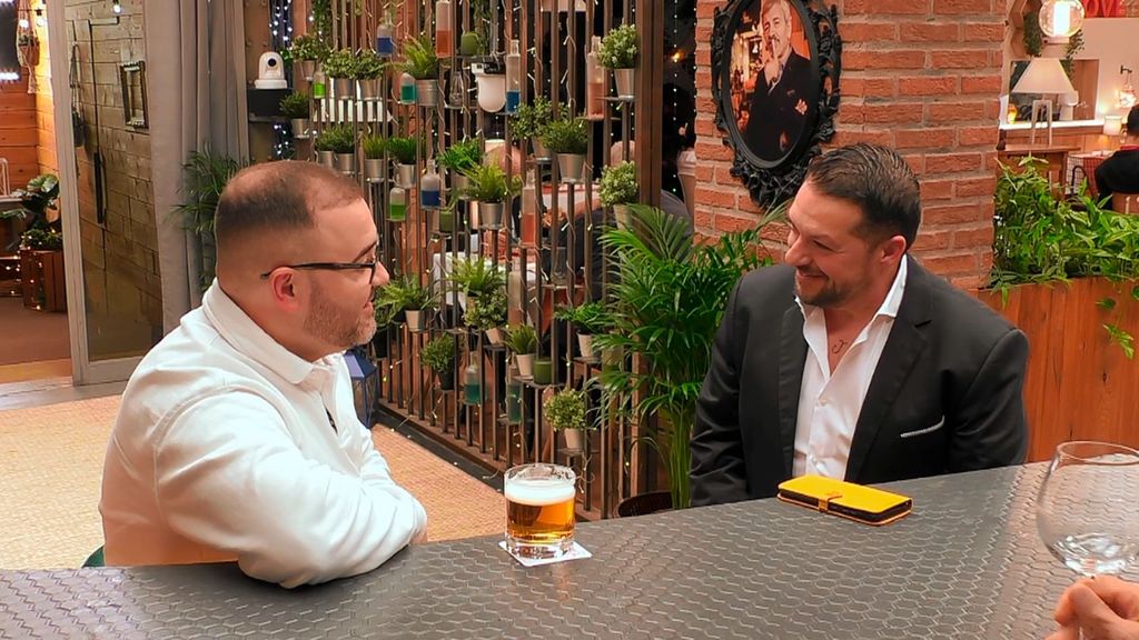 La primera impresión de Javier e Iván no es muy buena en 'First Dates'