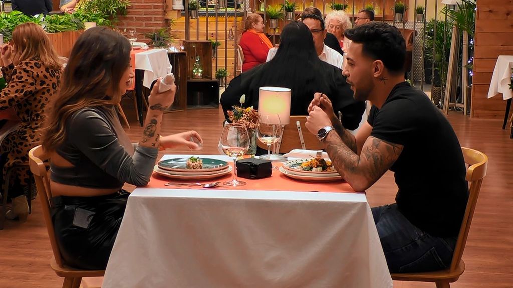 Macarena y Jesús cenando en 'First Dates'