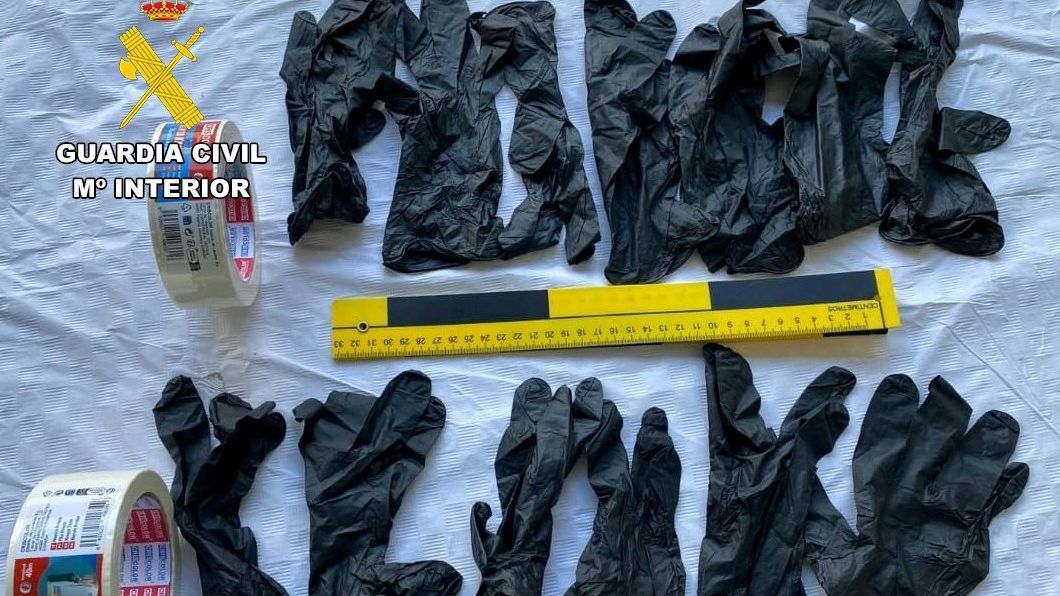 Material incautado a las detenidas en Boiro por robo e intento de homocidio