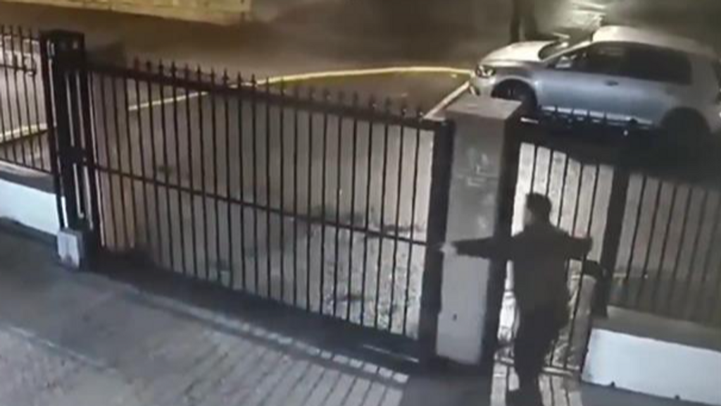 Actuación heroica de la Guardia Civil: unos agentes salvan a un bebé de morir asfixiado en Carmona, Sevilla