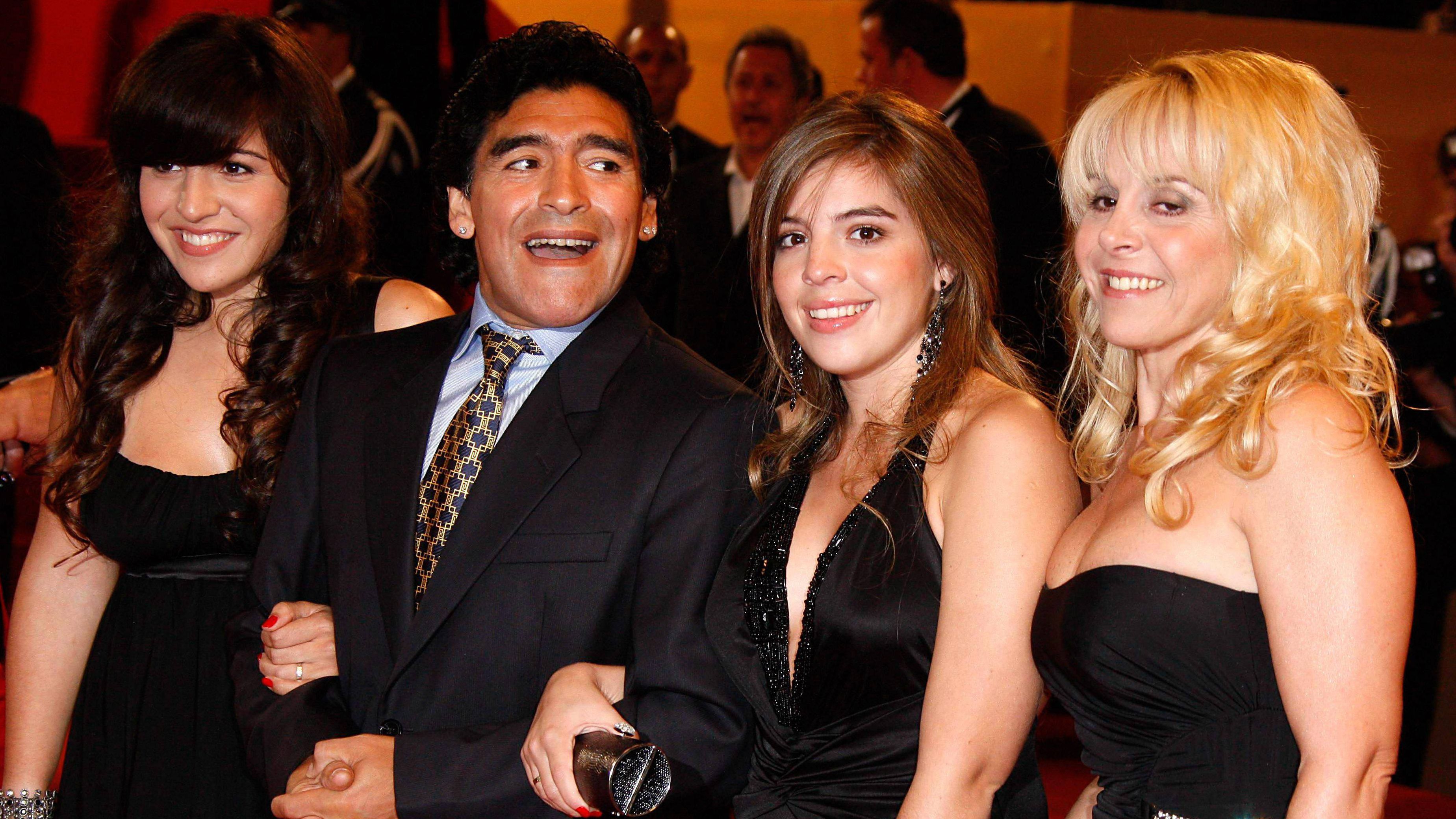 Diego Maradona con sus hijas Dalma y Giovanni y su exmujer Claudia Villafañe en una imagen de archivo.