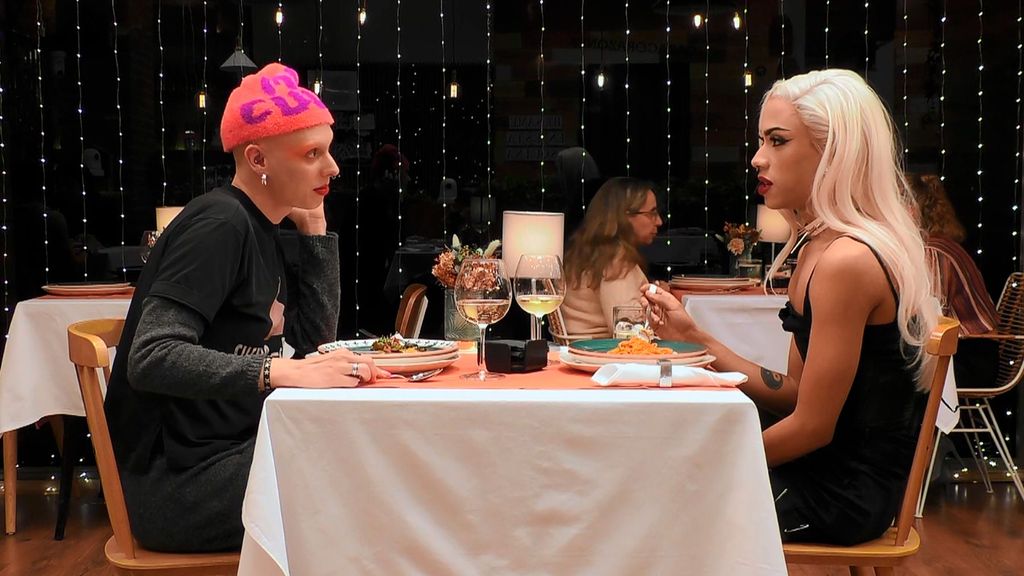 El grito de libertad de una soltera no binaria en ‘First Dates’: “Quería ser calva y guapa, y es lo que soy