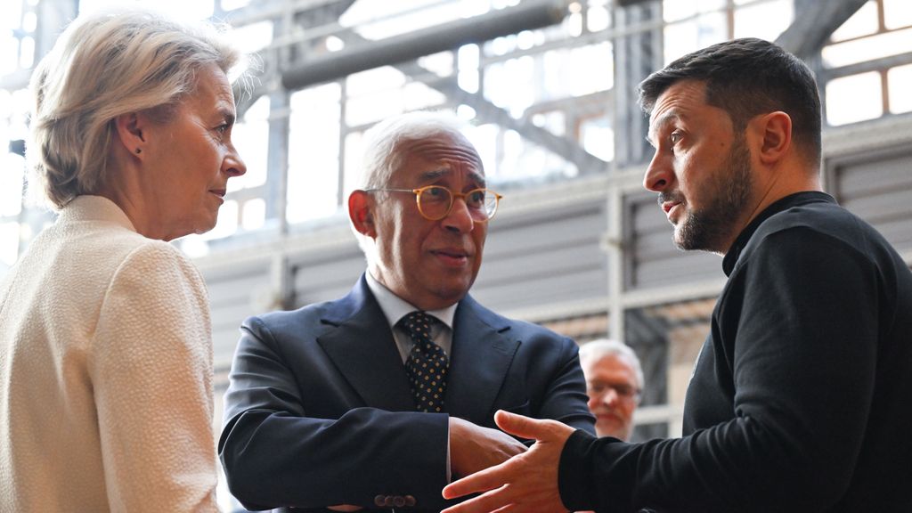 El presidente de Ucrania, Volodomir Zelenski (d), charla con los representantes de la UE, Ursula Von der Leyen y António Costa