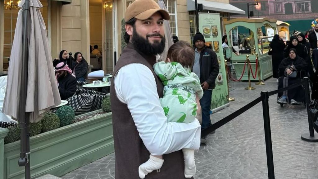 Jota Peleteiro, con su hijo pequeño