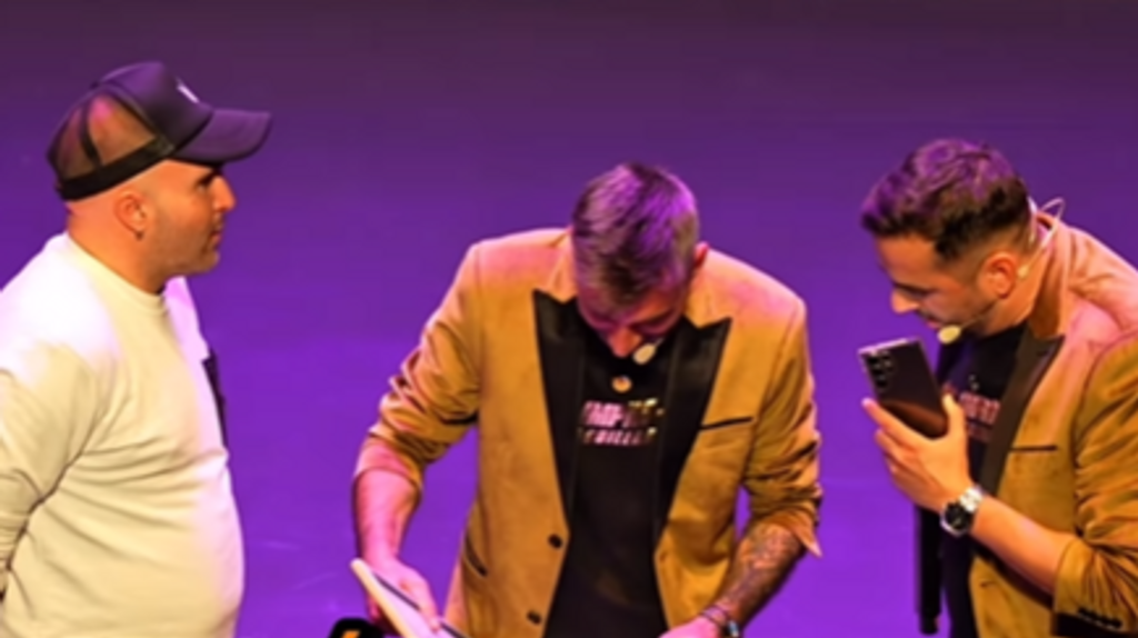 Momento de la participación de Kiko RIvera en el espectáculo de los humoristas gaditanos