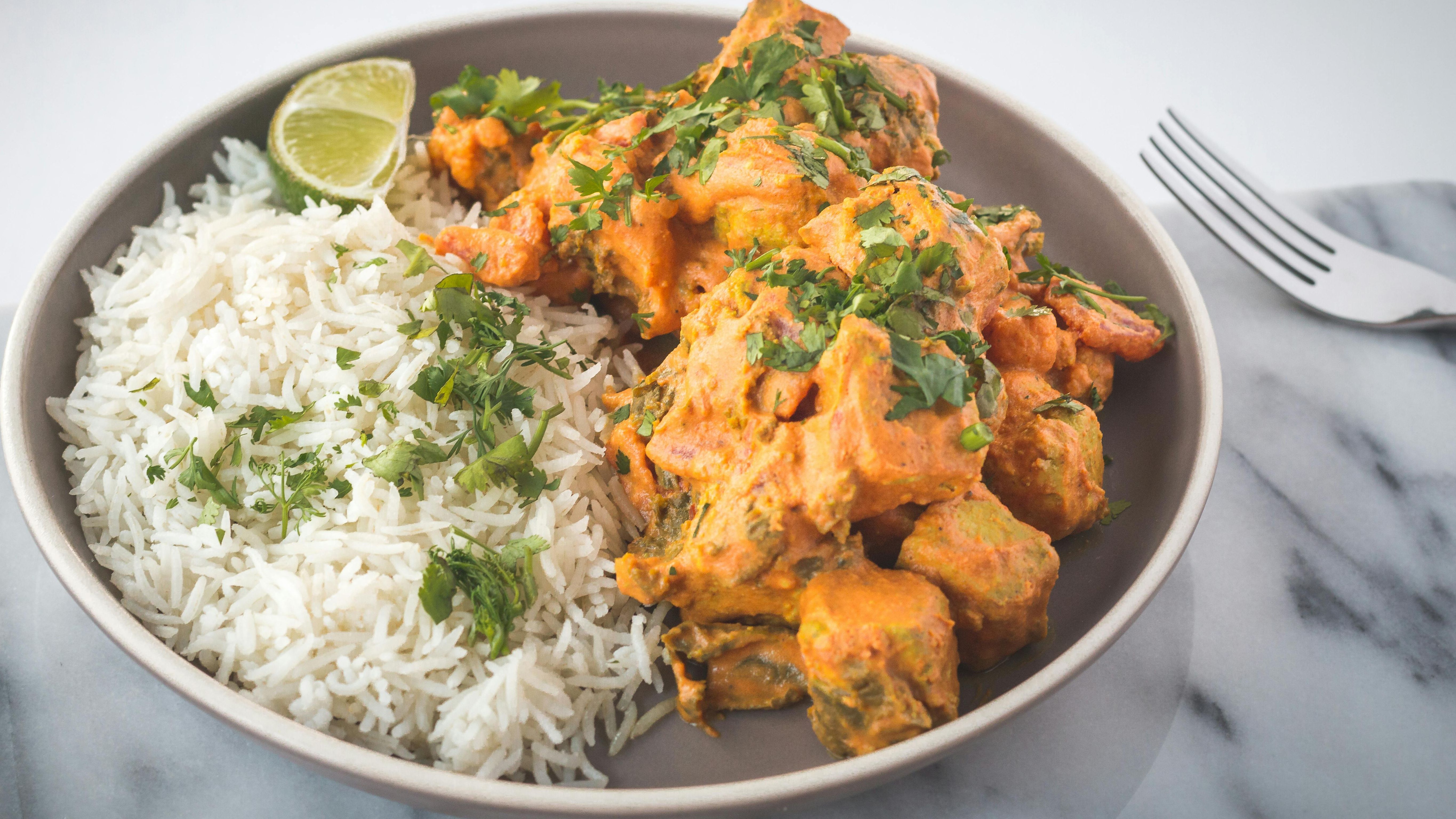 Plato de pollo al curry con arroz