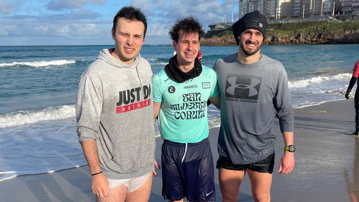Rubén, Joel y Carlos tras el rescate en la playa del Orzán