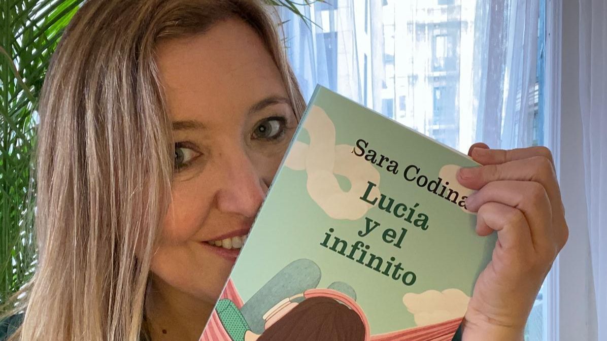 Sara Codina, con su libro, 'Lucía y el infinito'