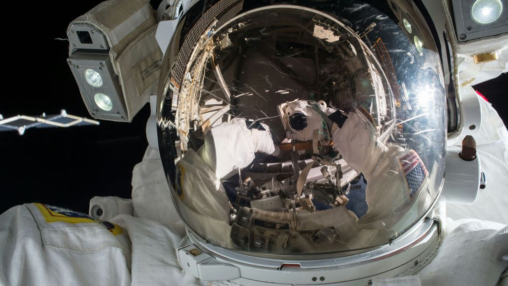 Un astronauta haciéndose un selfie para ver cuánto ha crecido