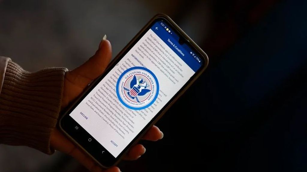 Una mujer posa con la aplicación móvil CBP One en su teléfono, en una fotografía de archivo