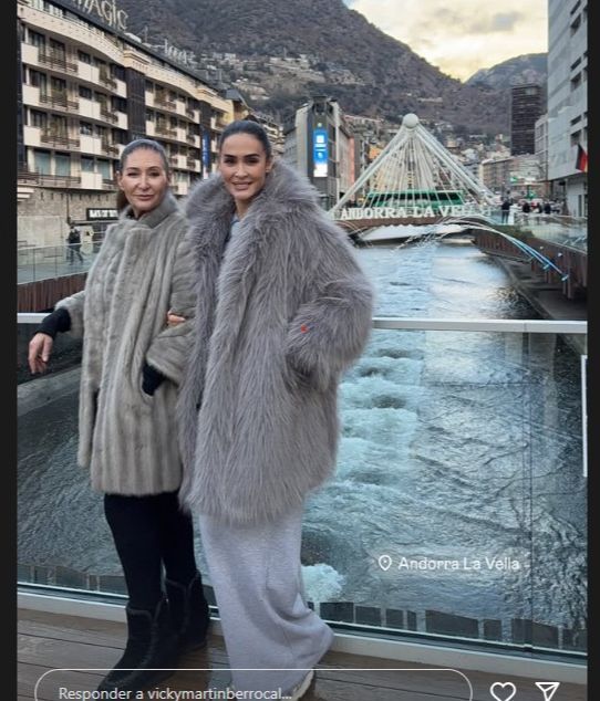 Vicky Martín Berrocal con su madre en Andorra