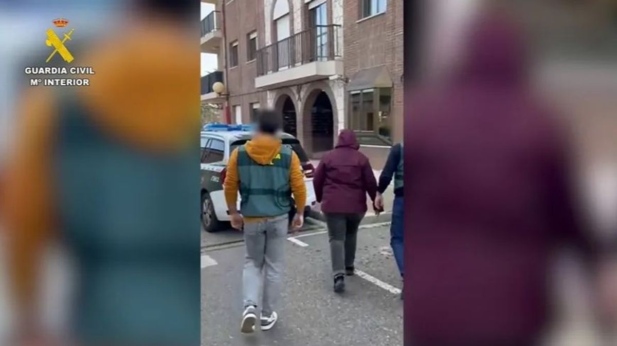 Agentes de la Guardia Civil han denunciado a una trabajadora de un bar por drogar a clientes.