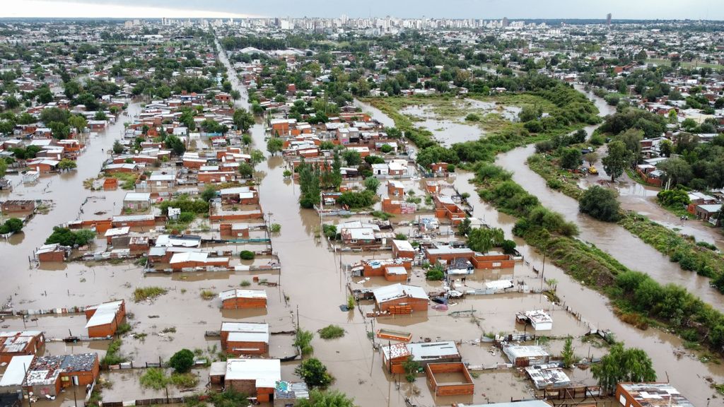 Así es el temporal que ha arrasado Bahía Blanca y que recuerda a la DANA: "El agua llegó al techo y hay barro por todos lados"
