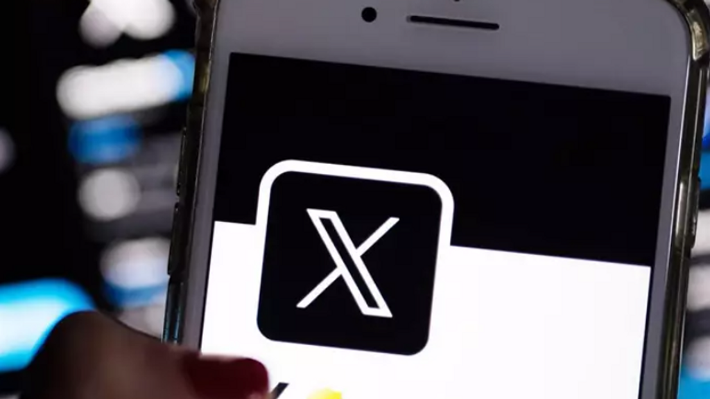 Dispositivo móvil con X (antiguo Twitter).