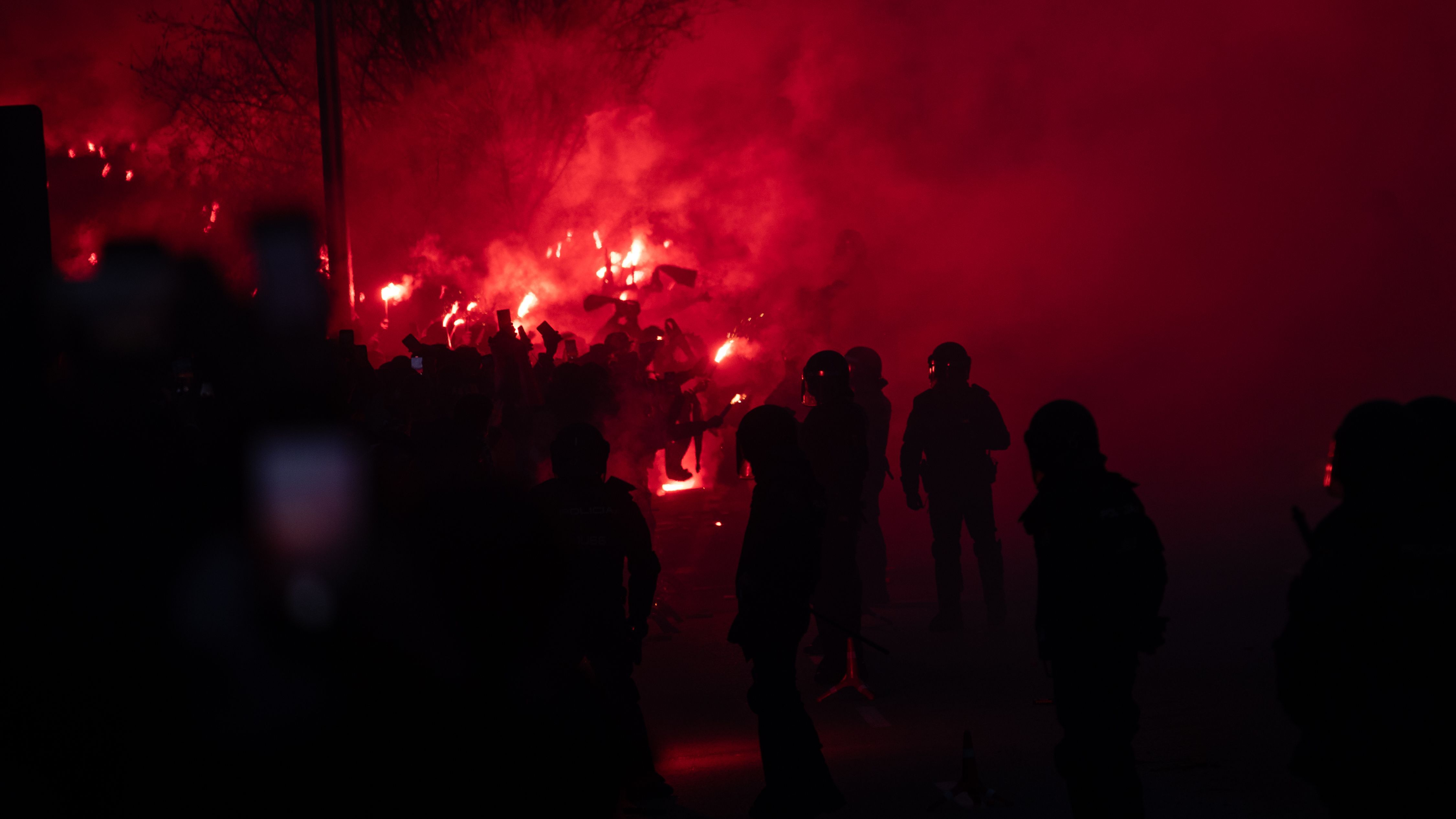 Dos detenidos tras cargas de la Policía antes del Atleti-Real Madrid de Champions League