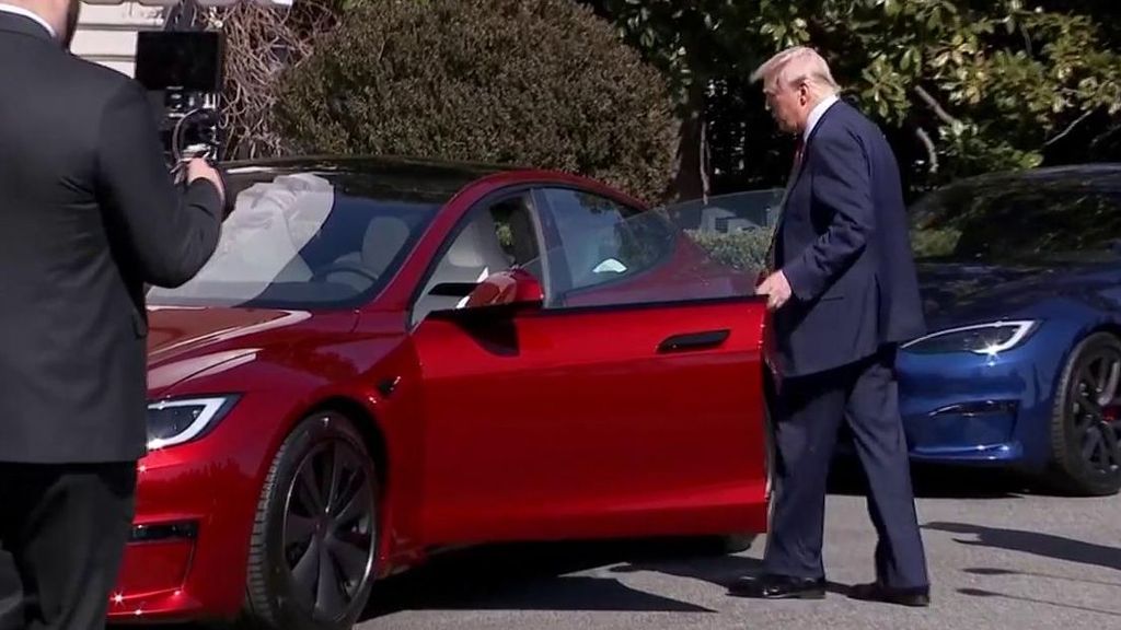 El presidente de Estados Unidos, Donald Trump, patrocina Tesla.