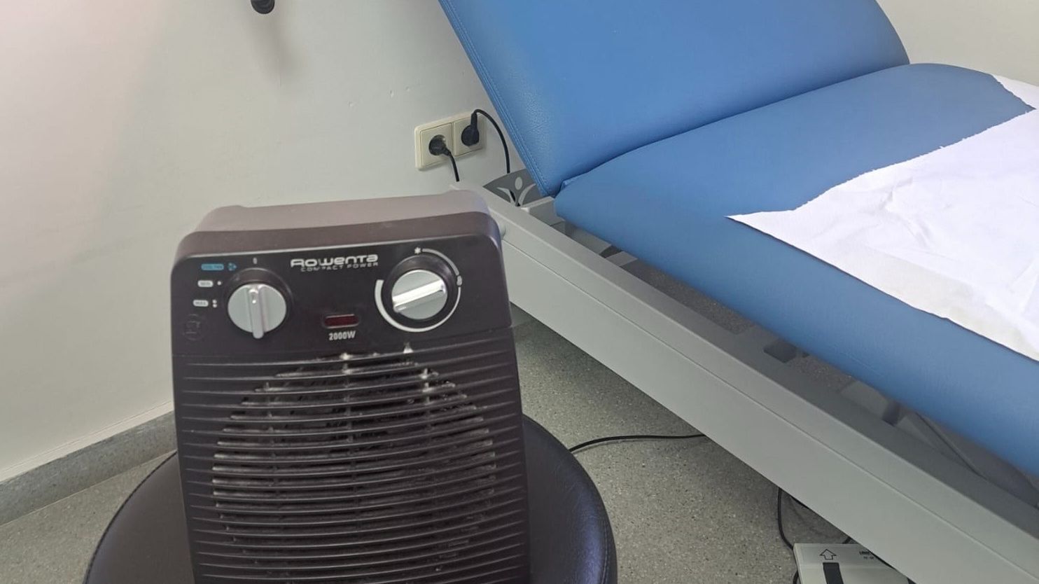 Estufa en el Centro de Salud Espartero ante la falta de calefacción