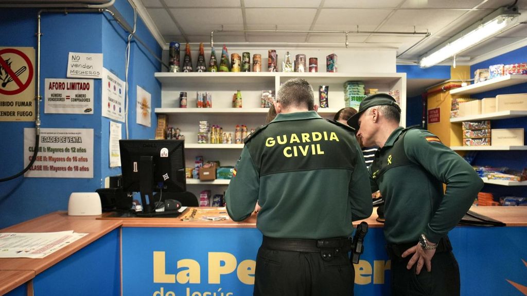 Guardia Civil inspecciona una tienda donde se venden artefactos pirotécnicos