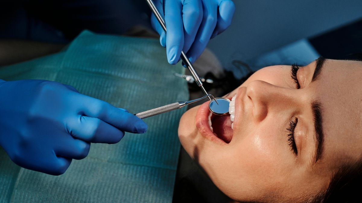 Imagen de archivo de una paciente en la consulta del dentista