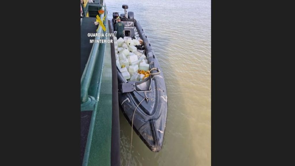 Una narcolancha choca en su huida contra otra en el Guadalquivir: hay dos heridos, uno de ellos detenido