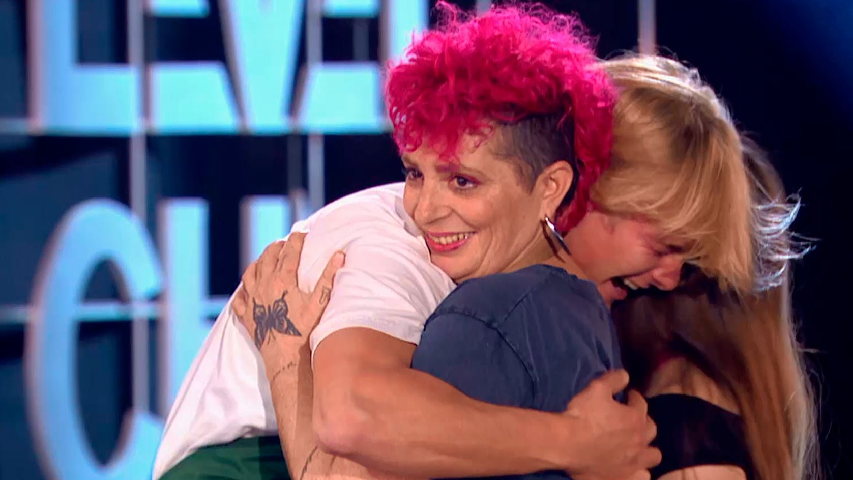 Jaime se abraza a sus compañeras al ser nombrado ganador de 'Next Level Chef'