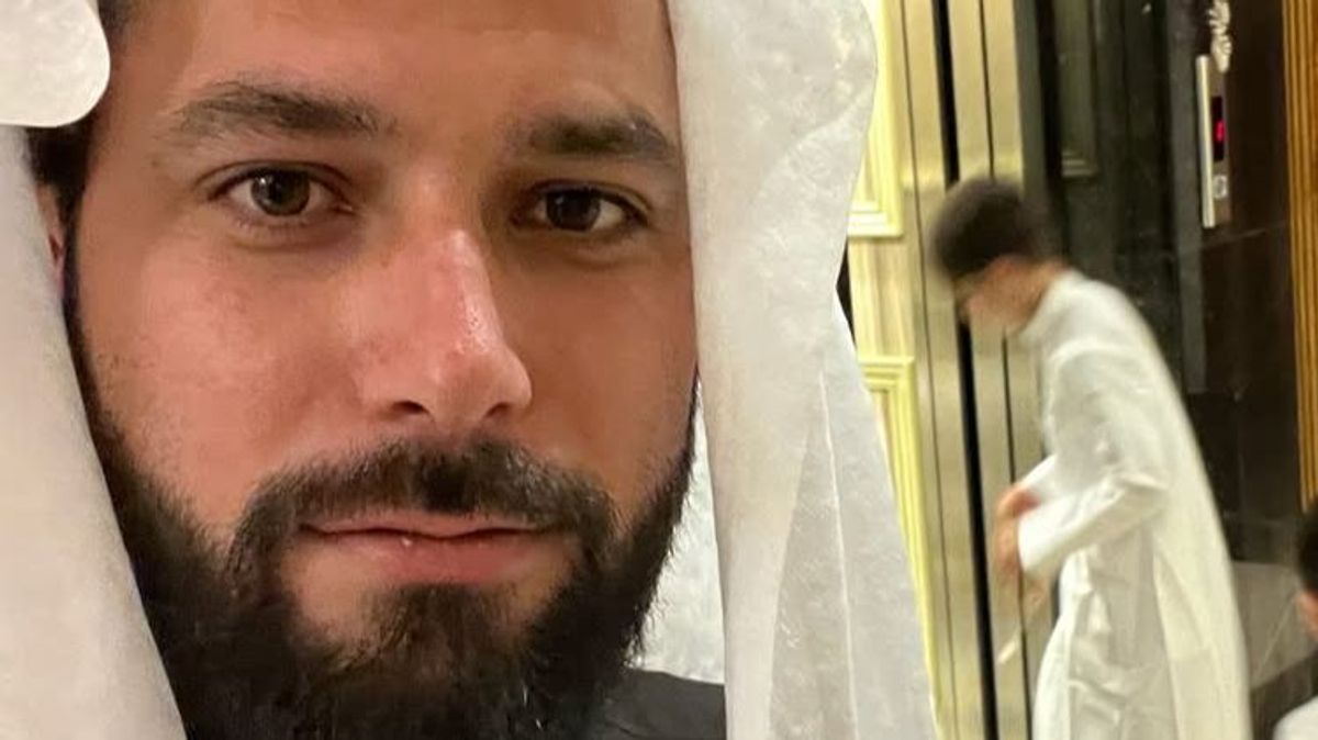 Jota Peleteiro y sus hijos, vestidos de musulmanes