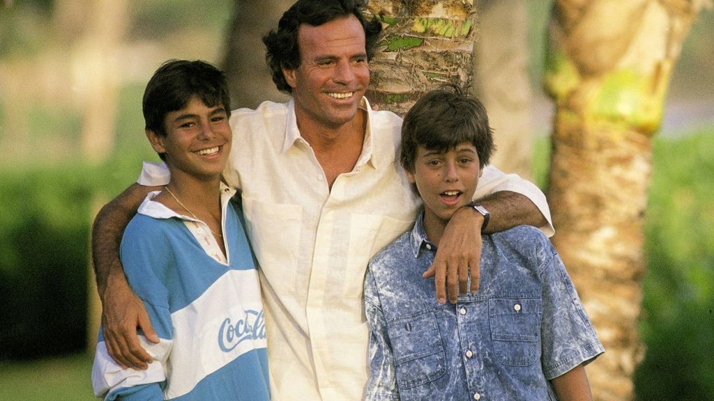 Julio Iglesias junto a sus hijos: Julio (izquierda) y Enrique (derecha)