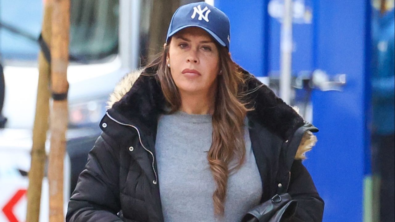 Karla Sofía Gascón pasea por la capital, a 11 de marzo de 2025, en Madrid.